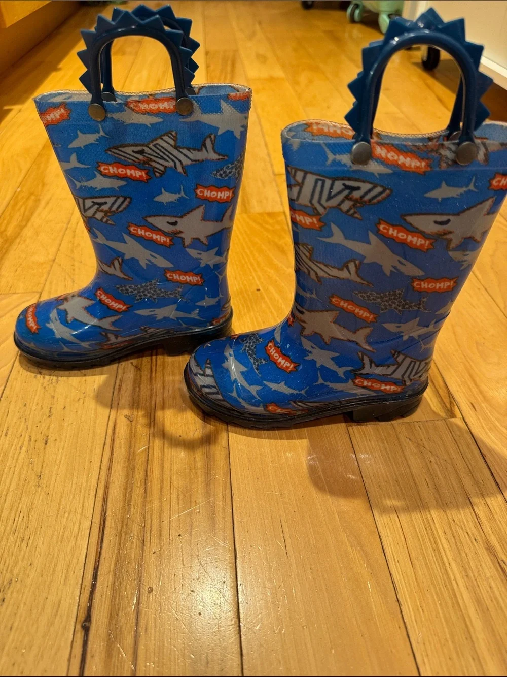 Children's Blue size 7/8 Light up Shark-Print Rain Boots with Easy Pull Handles